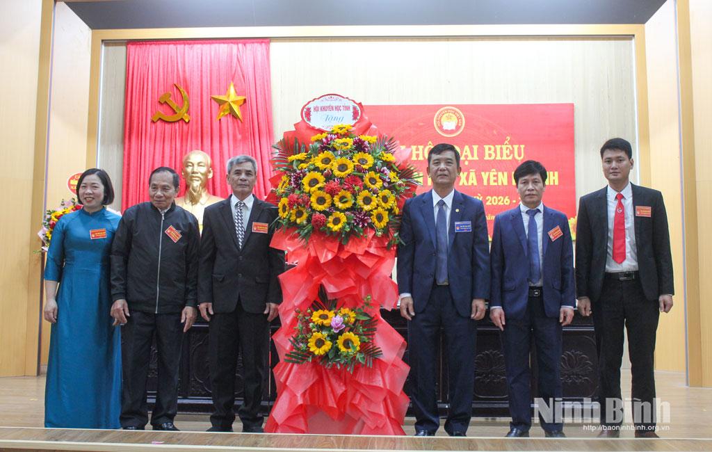 Lãnh đạo Hội Khuyến học tỉnh tặng hoa chúc mừng Đại hội.