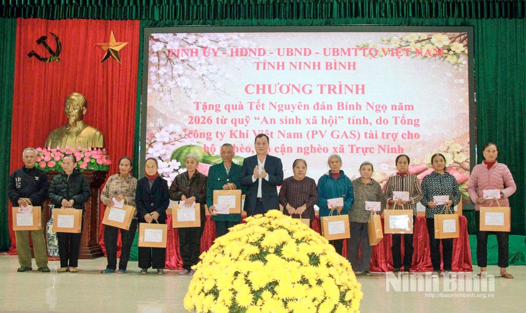 Đồng chí Lê Quốc Chỉnh, Phó Bí thư Tỉnh ủy, Chủ tịch HĐND tỉnh trao tặng quà Tết cho các hộ nghèo, hộ cận nghèo xã Trực Ninh.