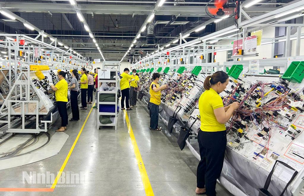 Sản xuất thiết bị điện tử trên xe ô tô tại Công ty TNHH Yura Harness Việt Nam (KCN Châu Sơn, phường Châu Sơn).