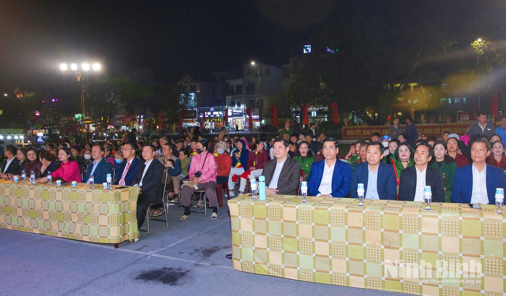 Các đại biểu dự chương trình.