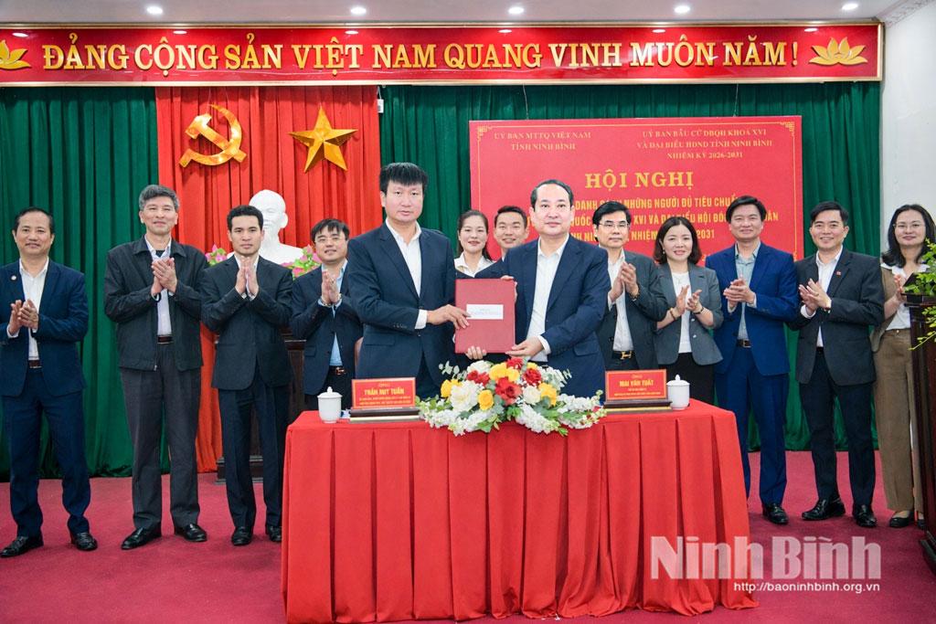 Ban Thường trực Ủy ban MTTQ Việt Nam tỉnh và Ủy ban Bầu cử tỉnh ký kết biên bản, bàn giao danh sách những người đủ tiêu chuẩn ứng cử đại biểu Quốc hội khóa XVI đang công tác và cư trú trên địa bàn tỉnh Ninh Bình và danh sách những người ứng cử đại biểu HĐND tỉnh Ninh Bình nhiệm kỳ 2026-2031.