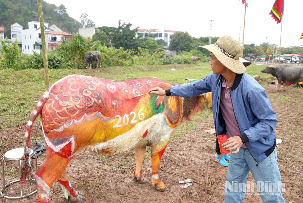 Những con trâu khoẻ mạnh, dạn người đem lại cảm hứng sáng tạo độc đáo cho các hoạ sĩ.