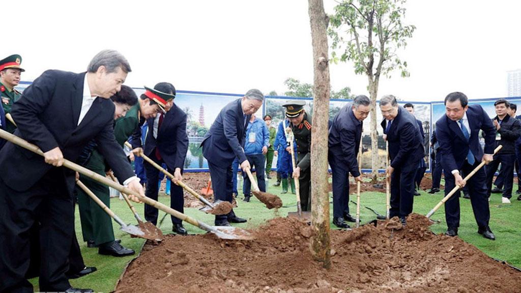 Tổng Bí thư Tô Lâm và các đại biểu tham gia trồng cây tại Lễ phát động “Tết trồng cây đời đời nhớ ơn Bác Hồ” Xuân Bính Ngọ 2026. (Ảnh: Thống Nhất/TTXVN)