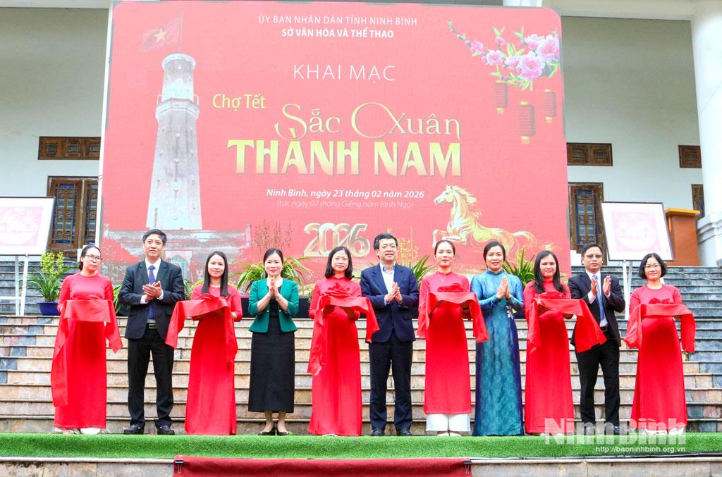 Các đại biểu cắt băng khai mạc Chợ Tết “Sắc xuân Thành Nam” năm 2026.