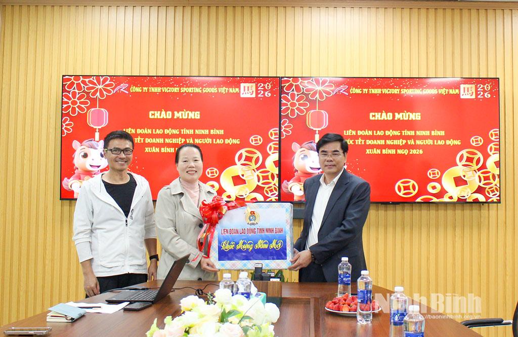 Đồng chí Nguyễn Hải Long, Tỉnh ủy viên, Phó Chủ tịch Ủy ban MTTQ Việt Nam tỉnh, Chủ tịch LĐLĐ tỉnh thăm, tặng quà Công ty TNHH Victory Sporting Goods Việt Nam sau kỳ nghỉ Têt Nguyên đán Bính Ngọ 2026.