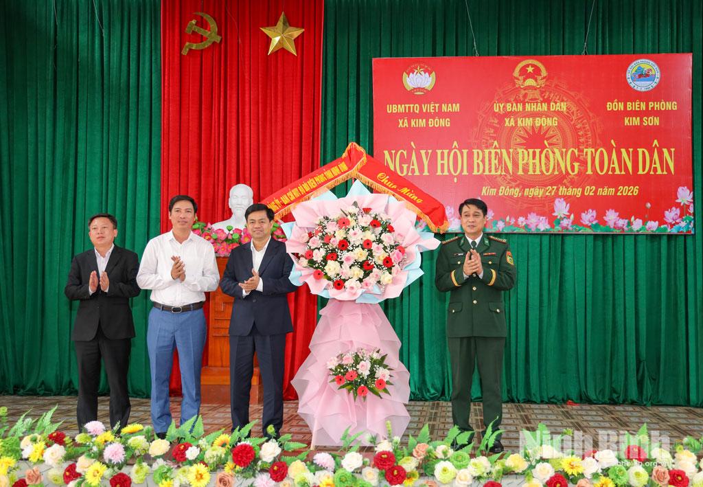 Đồng chí Đại tá Trần Văn Kha, Phó Chỉ huy trưởng - Tham mưu trưởng BĐBP tỉnh tặng hoa chúc mừng Đảng ủy, HĐND, UBND, Ủy ban MTTQ Việt Nam xã Kim Đông.