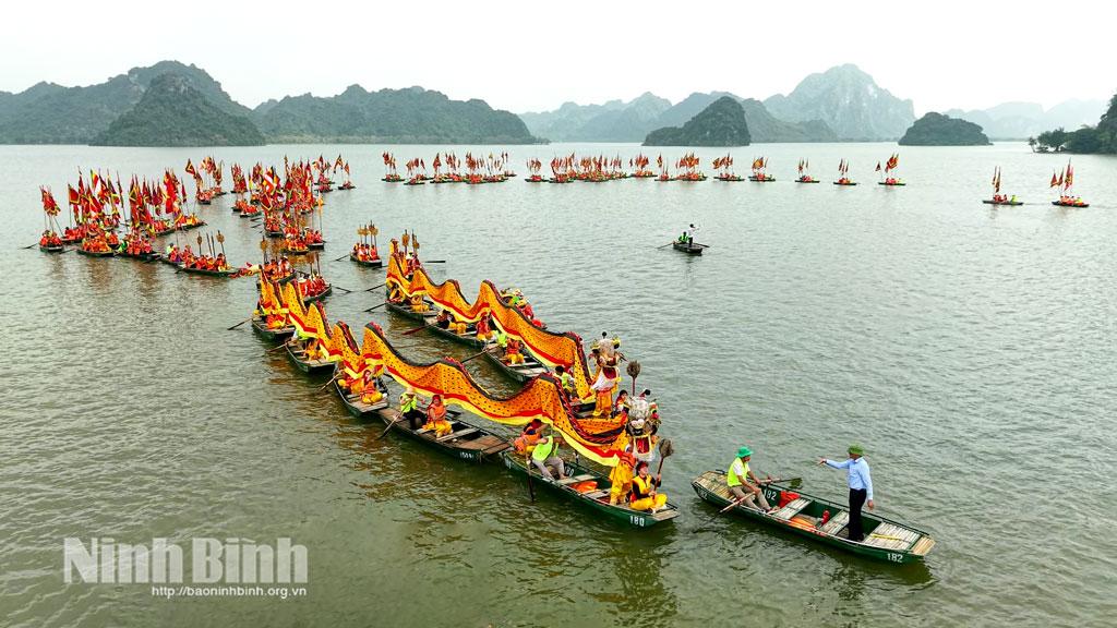 Đội thuyền rồng thực hiện nghi lễ rước nước trên hồ Tam Chúc.