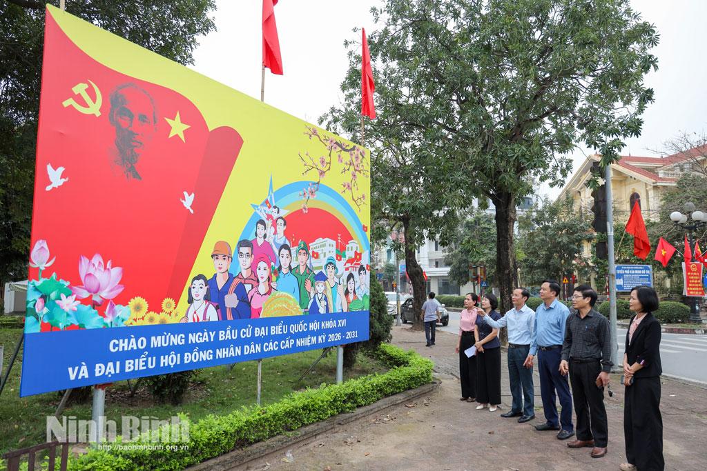 Đoàn kiểm tra công tác tuyên truyền bầu cử tại phường Đông A.