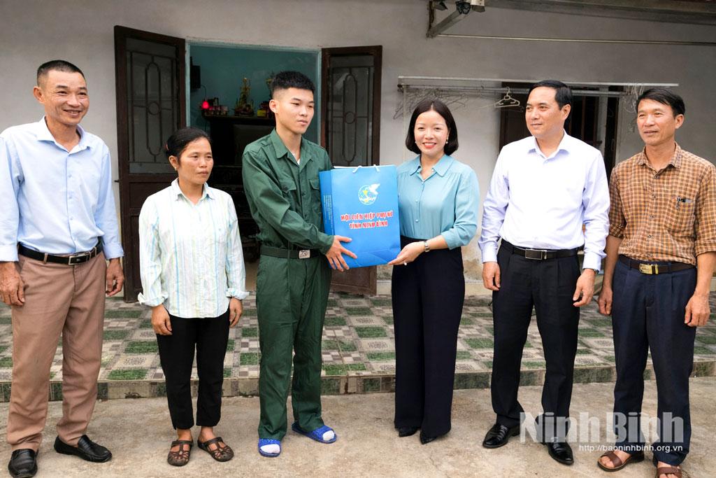 Các đồng chí lãnh đạo Hội LHPN tỉnh và lãnh đạo xã Ý Yên tặng quà cho tân binh Trần Công Nghiệp.