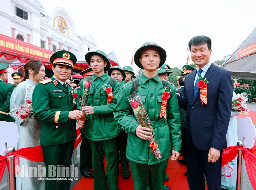 Đại tướng Nguyễn Tân Cương, Ủy viên Trung ương Đảng, Ủy viên Thường vụ Quân ủy Trung ương, Tổng Tham mưu trưởng, Thứ trưởng Bộ Quốc phòng và đồng chí Trần Huy Tuấn, Ủy viên Trung ương Đảng, Bí thư Tỉnh ủy, Chủ tịch UBND tỉnh tặng hoa, động viên các tân binh lên đường làm nhiệm vụ bảo vệ Tổ quốc. Ảnh: Việt Thắng