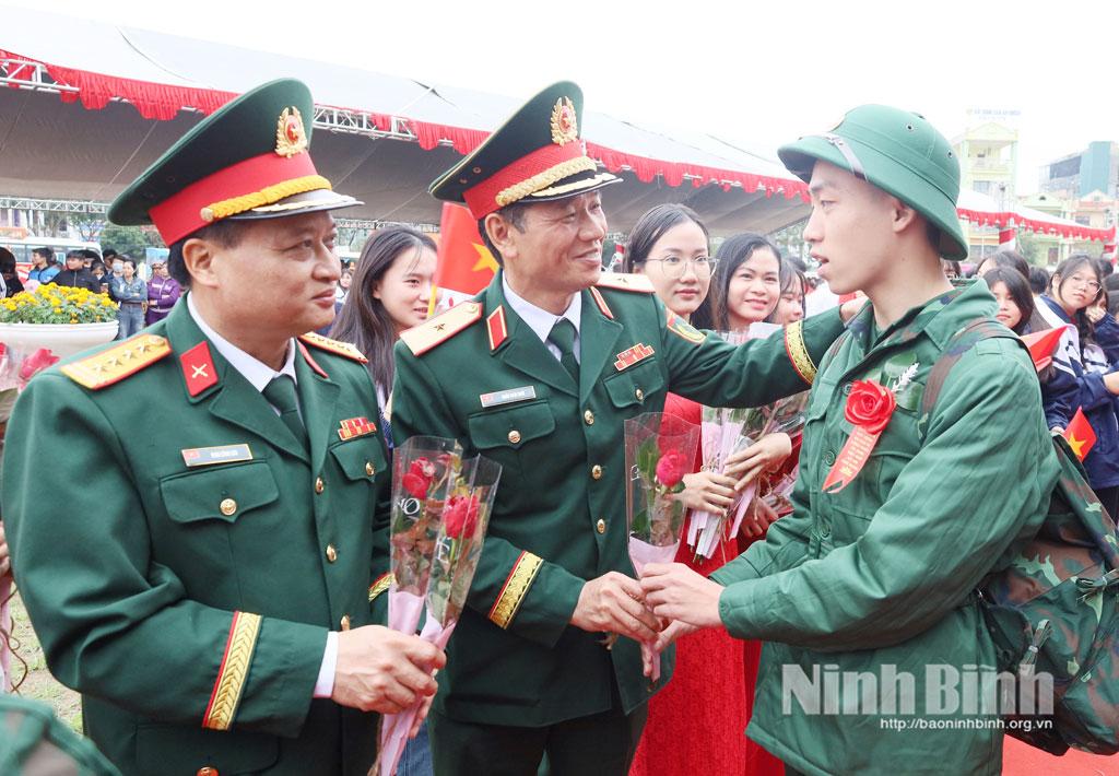 Thiếu tướng Đoàn Hoài Nam, Phó Chủ nhiệm Chính trị Quân khu 3 tặng hoa các tân binh. Ảnh: Lê Dũng