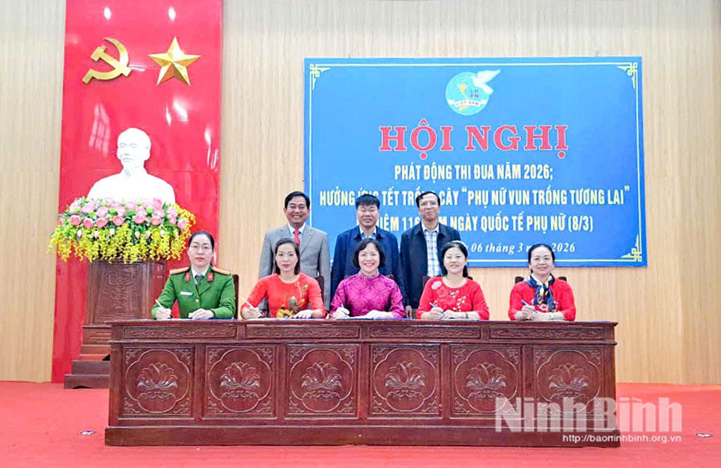 Hội LHPN xã và các chi hội ký kết giao ước thi đua năm 2026.