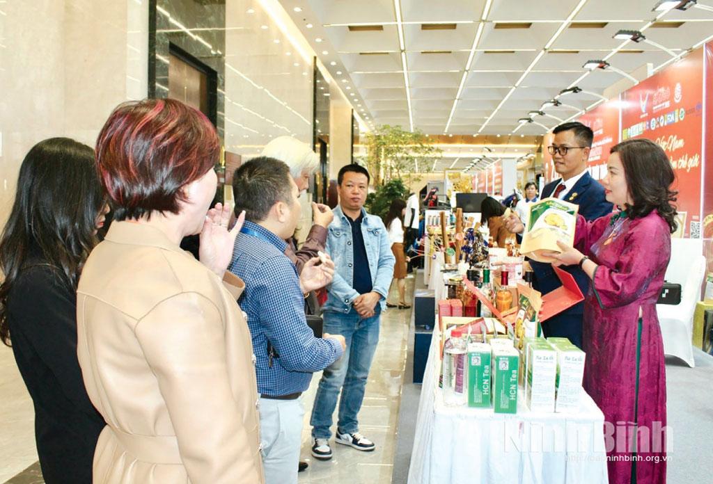 Công ty Cổ phần HCN Pharma, phường Phủ Lý trưng bày, giới thiệu các sản phẩm thực phẩm dinh dưỡng tại Đại hội đại biểu toàn quốc Hội Doanh nhân trẻ Việt Nam nhiệm kỳ 2025-2030.