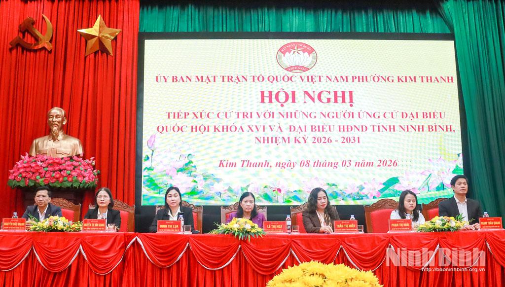 Các ứng cử viên ĐBQH khóa XVI và ứng cử viên đại biểu HĐND tỉnh nhiệm kỳ 2026-2031 tiếp xúc cử tri phường Kim Thanh.