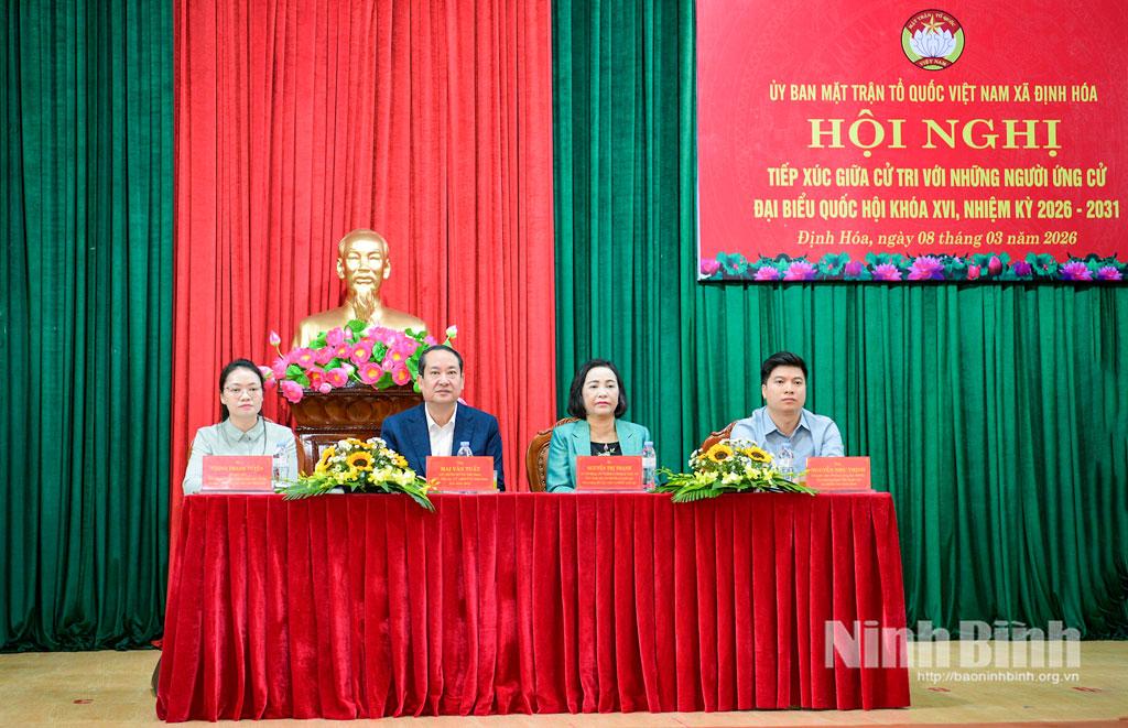 Các ứng cử viên đại biểu Quốc hội khóa XVI tiếp xúc cử tri xã Định Hóa.