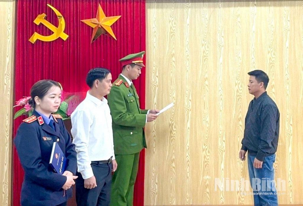 Khởi tố bị can, ra lệnh bắt bị can để tạm giam đối với Vũ Văn Dũng, sinh năm 1984, trú tại thôn Quyết Tiến 1, xã Ý Yên, tỉnh Ninh Bình về hành vi phạm tội “Sản xuất hàng giả là thực phẩm” .