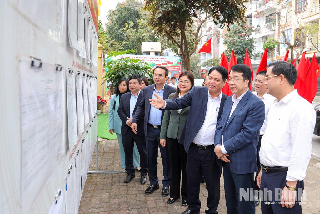 Đồng chí Nguyễn Thanh Bình, Phó Bí thư Tỉnh ủy, Chủ tịch UBND tỉnh, Phó Trưởng Ban Chỉ đạo cuộc bầu cử đại biểu Quốc hội khóa XVI và đại biểu HĐND các cấp tỉnh Ninh Bình nhiệm kỳ 2026-2031, Chủ tịch Ủy ban Bầu cử tỉnh kiểm tra công tác bầu cử tại phường Nam Định.