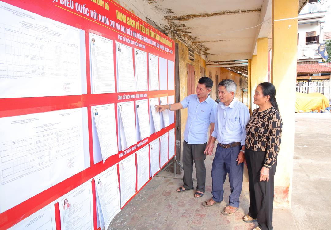 Cử tri phường Duy Hà nghiên cứu danh sách ứng cử viên đại biểu Quốc hội khoá XIV và đại biểu HĐND các cấp nhiệm kỳ 2026-2031.
