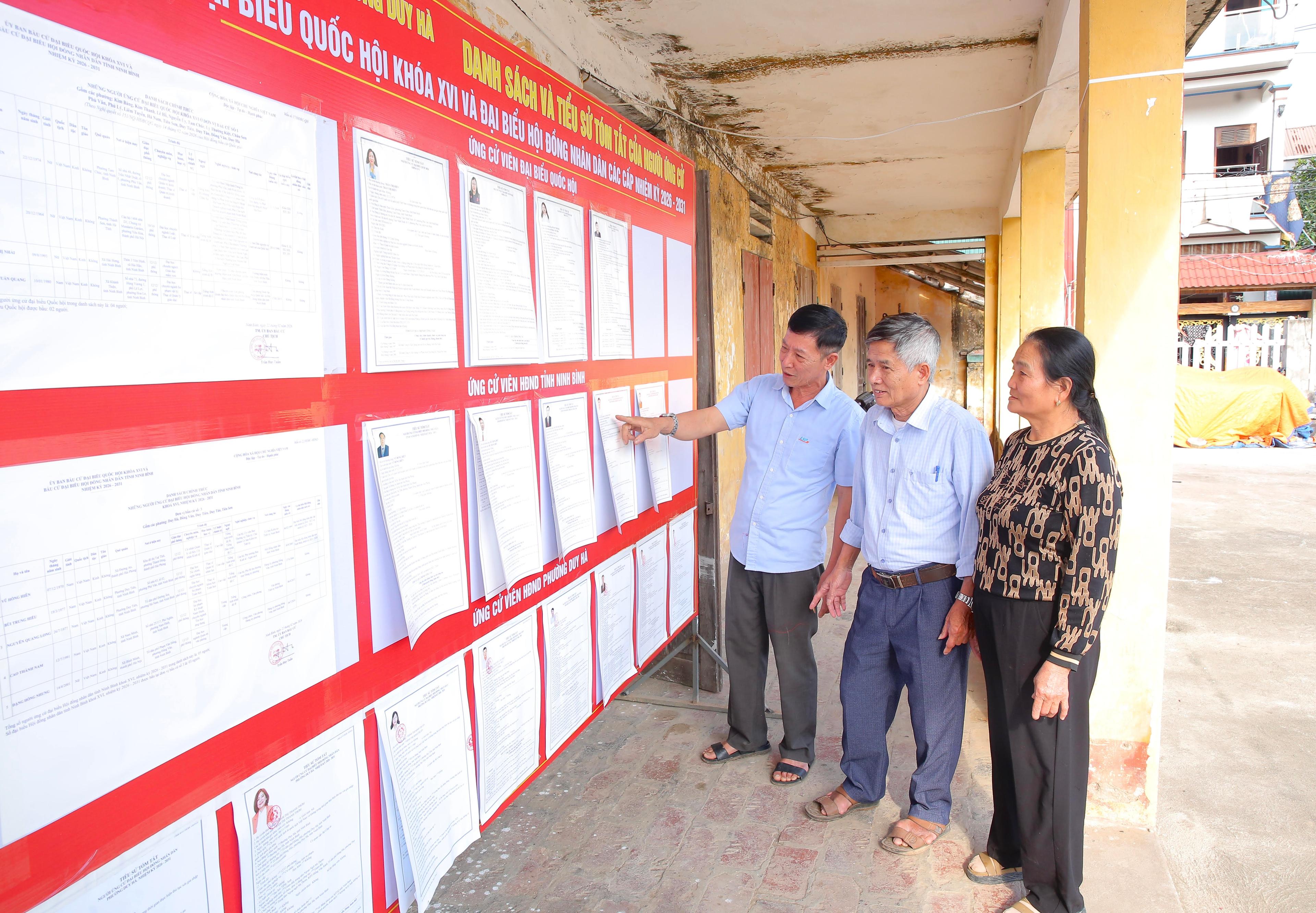 Cử tri phường Duy Hà nghiên cứu danh sách ứng cử viên đại biểu Quốc hội khoá XIV và đại biểu HĐND các cấp nhiệm kỳ 2026-2031.