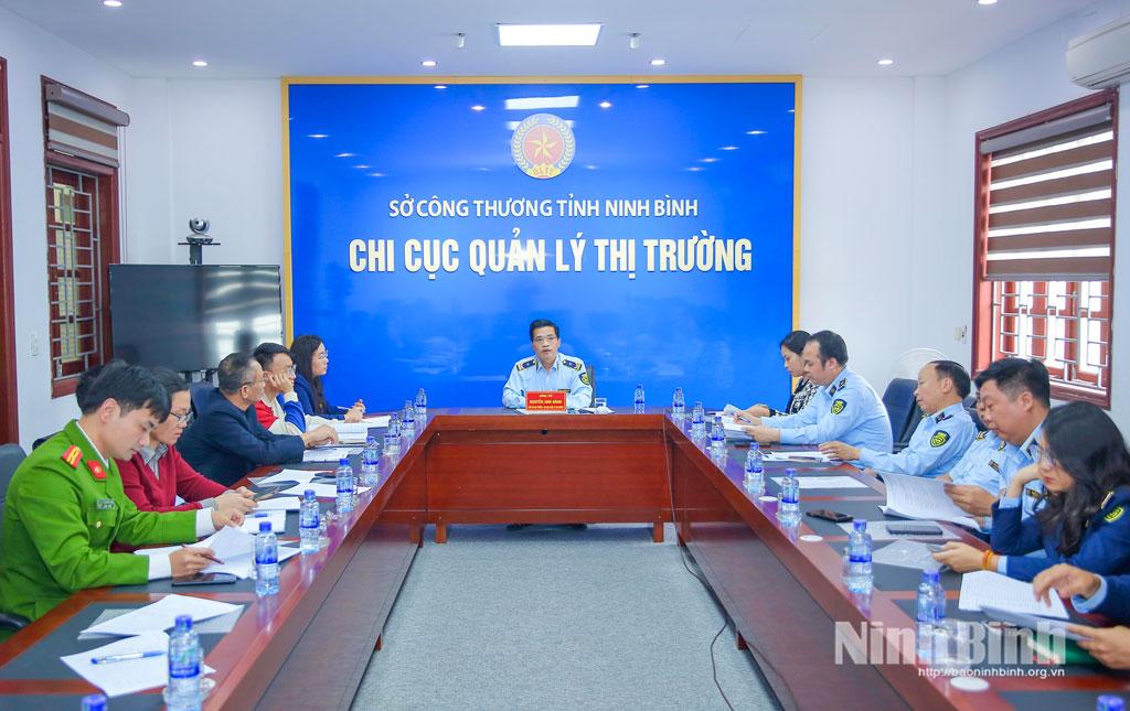 Quang cảnh cuộc họp của Hội đồng Tiêu hủy tang vật, phương tiện vi phạm hành chính.