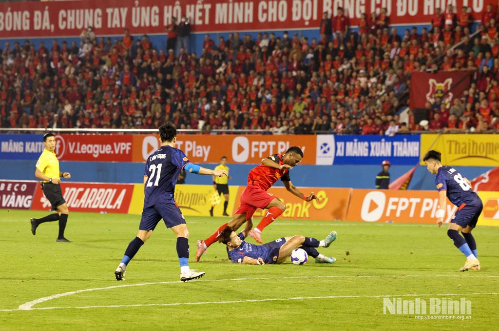 Pha tranh chấp bóng khá quyết liệt của cầu thủ 2 đội.