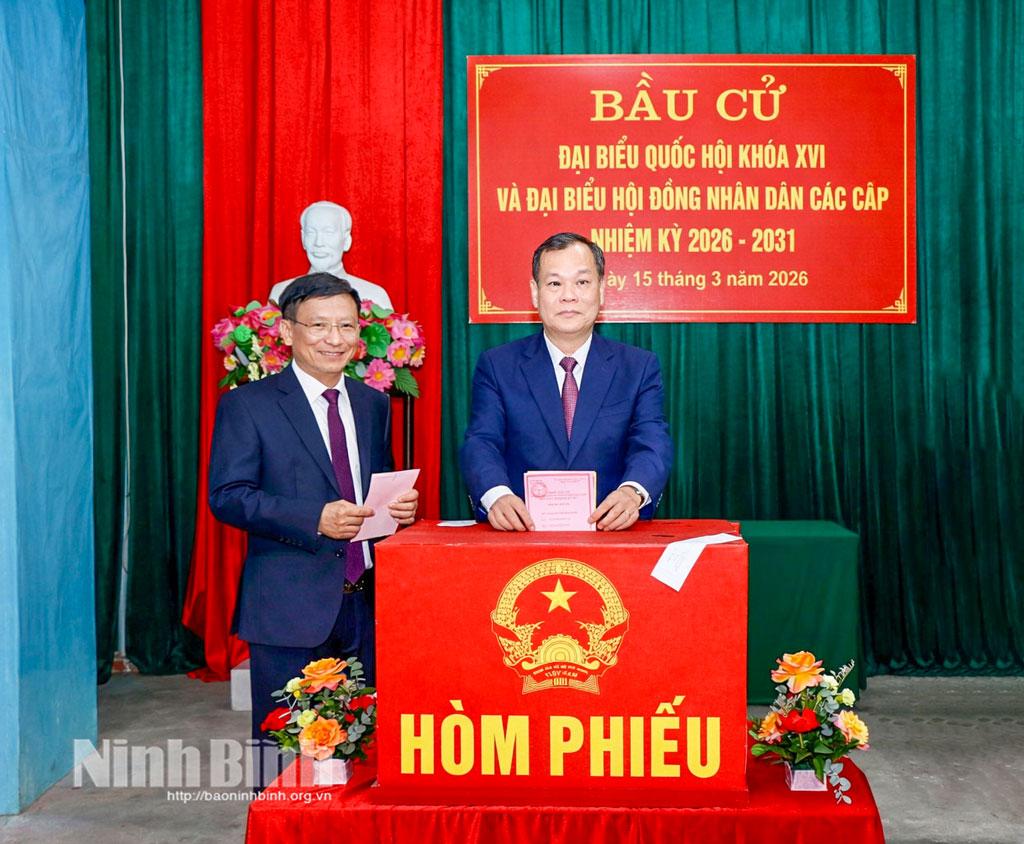 Đồng chí Lê Quốc Chỉnh, Phó Bí thư Tỉnh ủy, Chủ tịch HĐND tỉnh bỏ phiếu tại khu vực bỏ phiếu số 16, phường Thiên Trường.