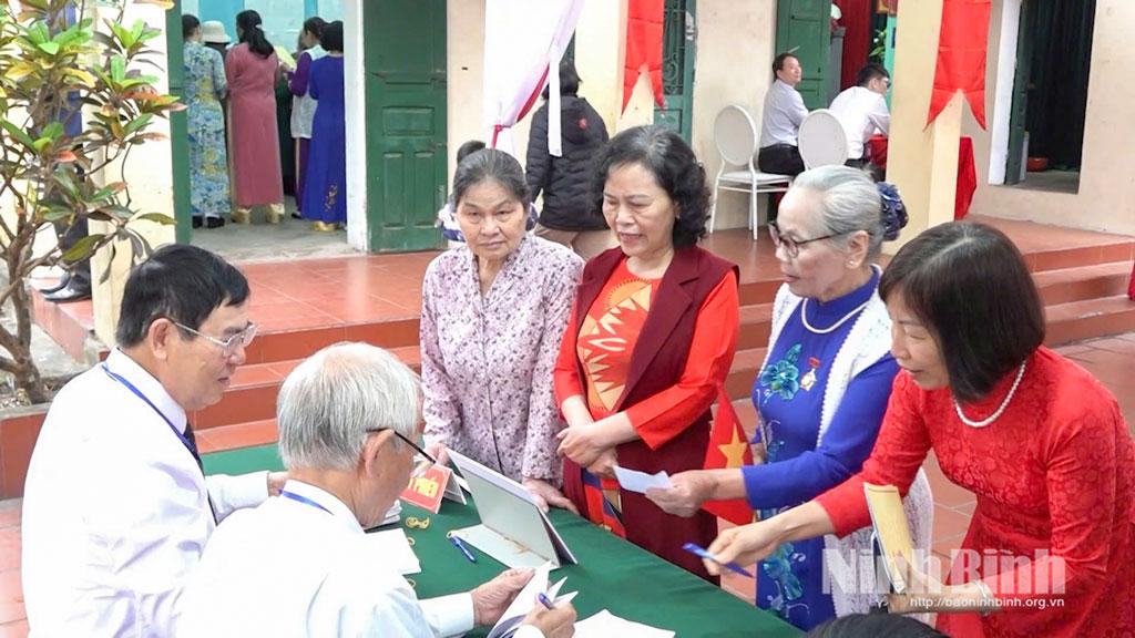 Cử tri tham gia bỏ phiếu tại Khu vực bỏ phiếu phường Thiên Trường.