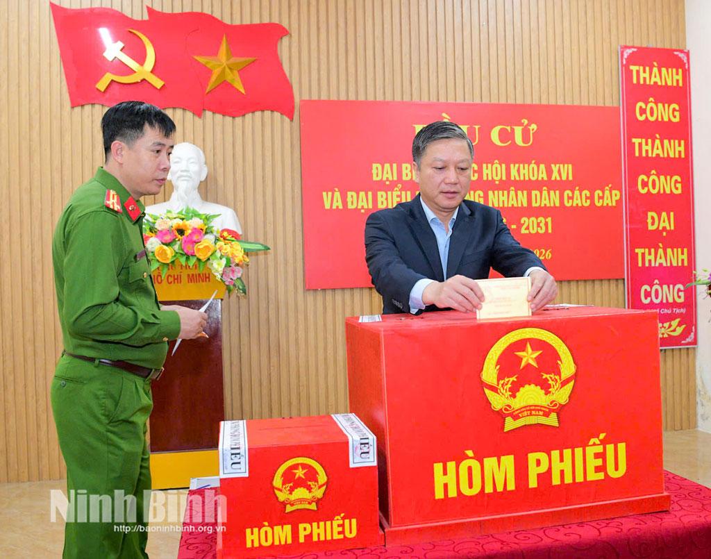 Đồng chí Đinh Việt Dũng, Ủy viên Ban Thường vụ Tỉnh ủy, Trưởng Ban Tổ chức Tỉnh ủy, Ủy viên Ban Chỉ đạo Bầu cử tỉnh bỏ phiếu bầu cử tại Tổ bầu cử 47, đơn vị bầu cử số 5, phố Phúc Thiện, Phường Hoa Lư. Ảnh: Giang Nguyễn