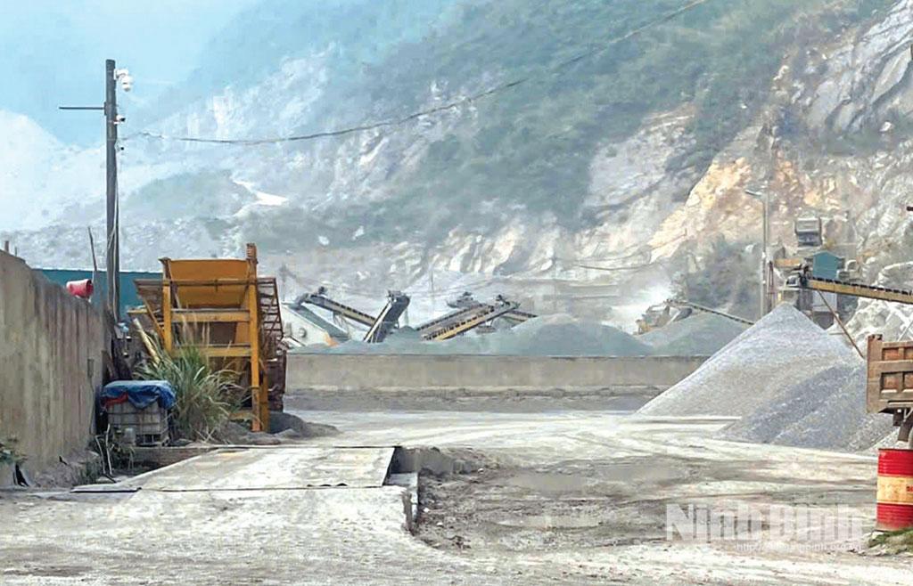 Khai thác, chế biến đá tại xã Thanh Lâm. Ảnh: Lê Dũng