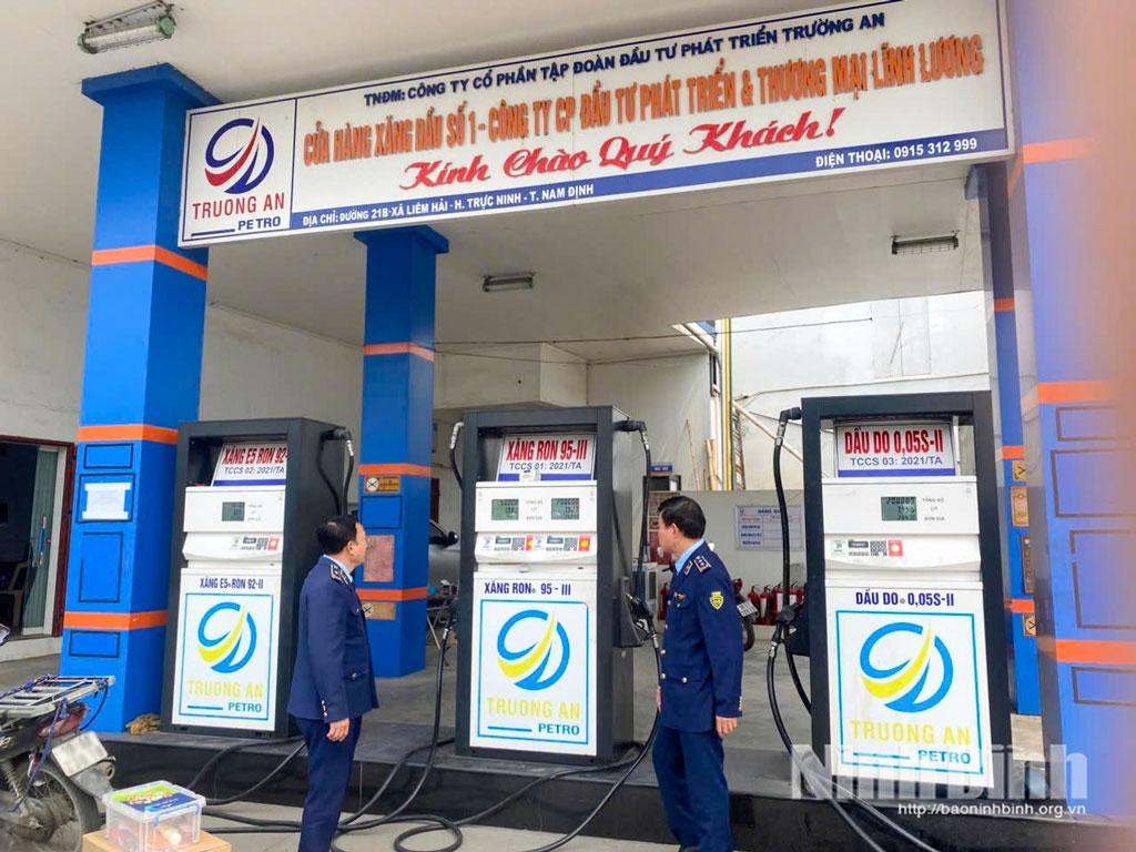 Đội QLTT số 7 kiểm tra tại Cửa hàng xăng dầu số 1, thuộc Công ty cổ phần Đầu tư Phát triển và Thương mại Lĩnh Lương.