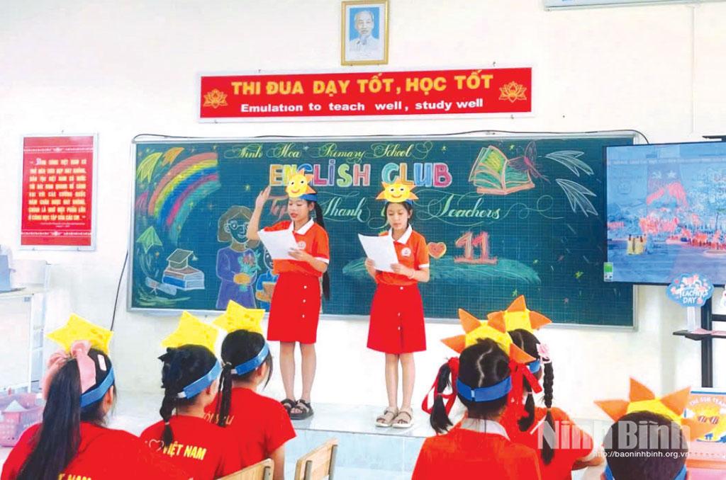 Học sinh Trường Tiểu học Ninh Hòa, phường Tây Hoa Lư trong một buổi sinh hoạt câu lạc bộ tiếng Anh.