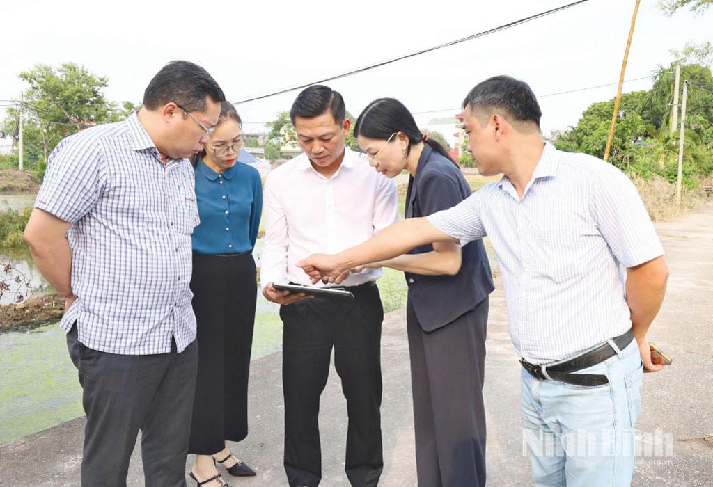 Đồng chí Phó Chủ tịch UBND tỉnh Nguyễn Cao Sơn kiểm tra vị trí đặt ga tàu đường sắt tốc độ cao thuộc phường Liêm Tuyền. Ảnh: Lê Dũng