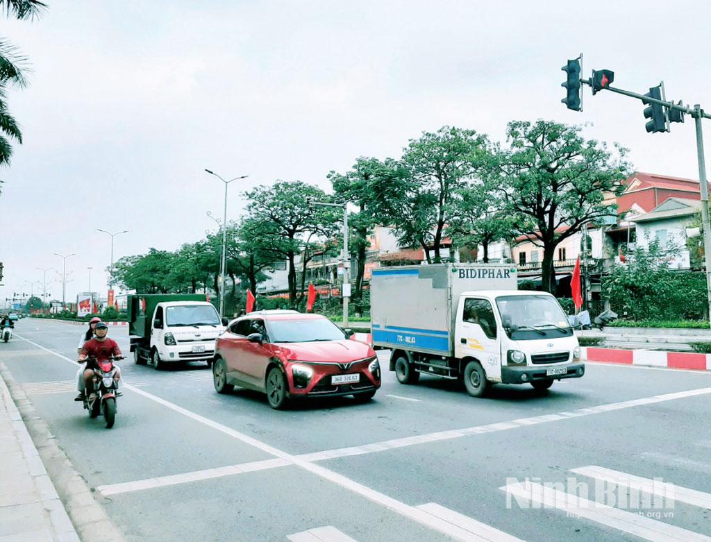 Người dân chấp hành nghiêm đèn tín hiệu giao thông trên QL1.A, đoạn qua phường Phủ Lý.