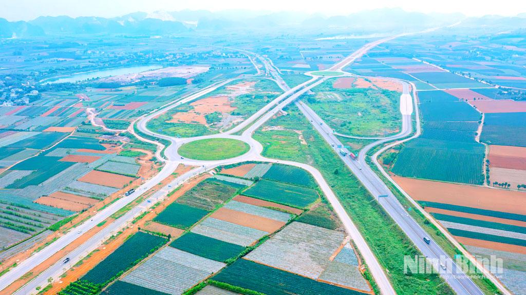 Tuyến đường kết nối liên vùng giữa Nam Đồng bằng Sông Hồng với vùng núi Tây Bắc và vùng Duyên hải Bắc Trung Bộ có điểm cuối tại nút giao Đồng Giao (phường Tam Điệp). Ảnh: Ngọc Linh