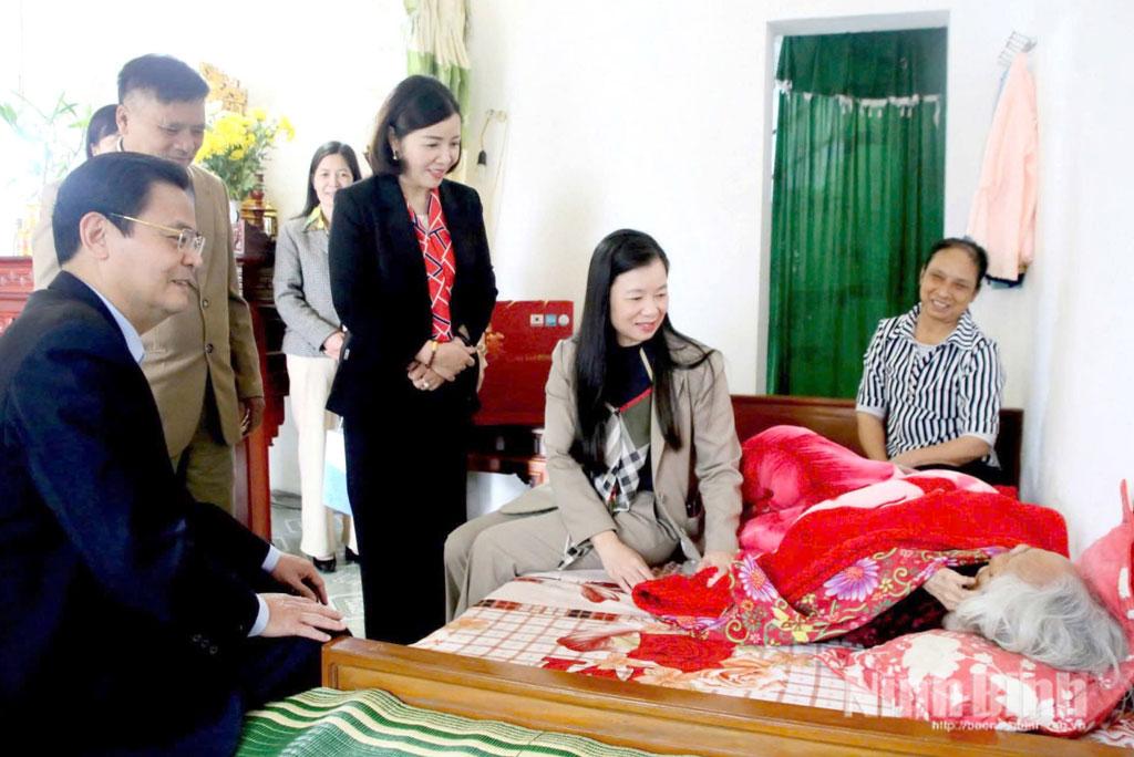 Lãnh đạo Hội Liên hiệp Phụ nữ tỉnh tặng quà cho hội viên nghèo nhân dịp Tết Nguyên đán Bính Ngọ 2026.