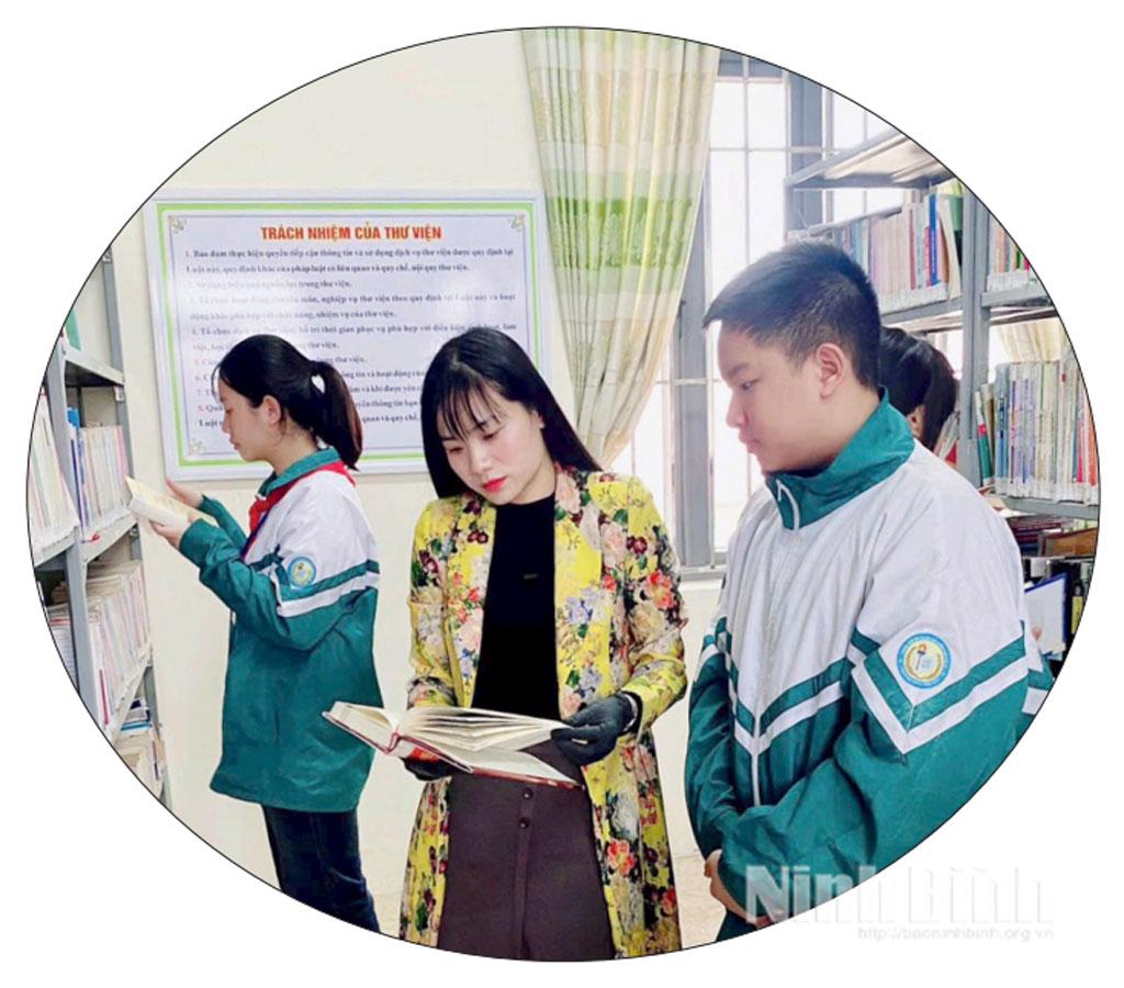 Cô, trò Trường THCS Tân Hiệp (phường Hà Nam) tham khảo sách và các tài liệu phục vụ giảng dạy, học tập tại thư viện trường.