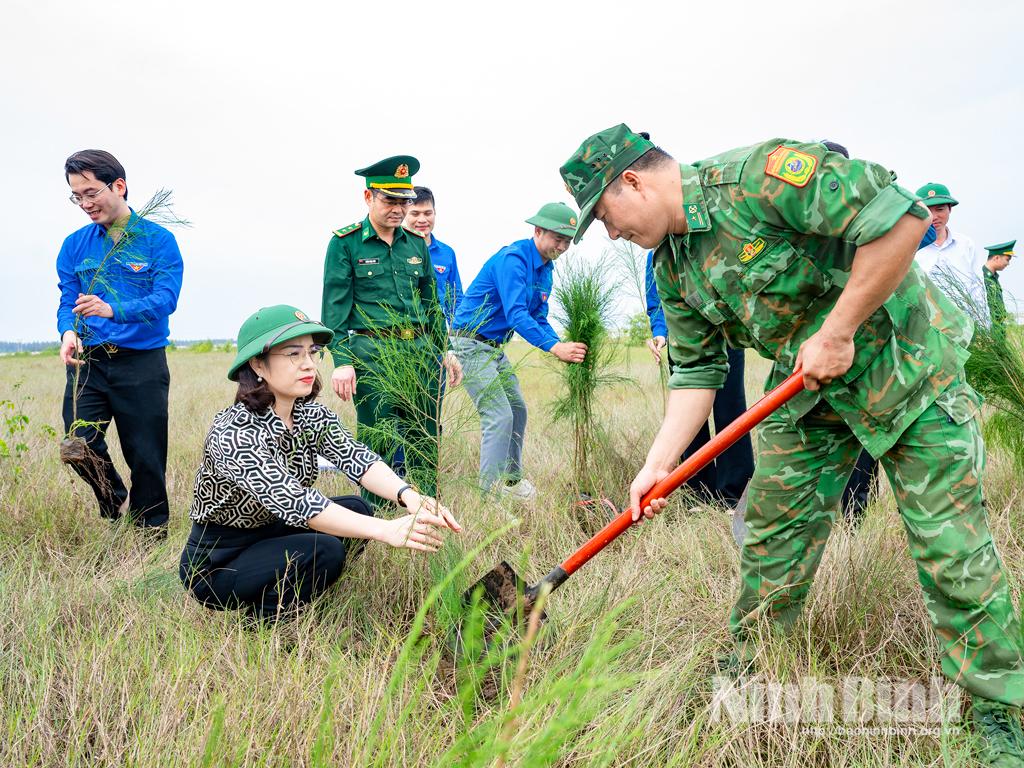 Đồng chí Đinh Thị Phượng, Tỉnh ủy viên, Phó Trưởng Ban Tổ chức Tỉnh uỷ cùng các đại biểu và đoàn viên thanh niên tham gia trồng cây tại khu vực Cồn Nổi.