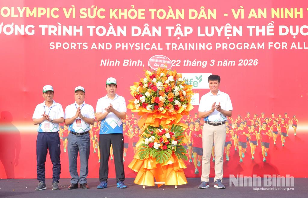 Đồng chí Bí thư Tỉnh ủy Trần Huy Tuấn tặng hoa chúc mừng Ban Tổ chức chương trình.