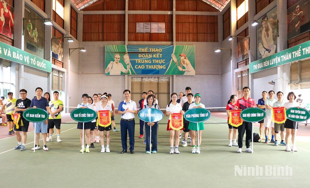 Lãnh đạo Ủy ban Kiểm tra Tỉnh ủy tặng Cờ lưu niệm cho các Đoàn vận động viên tham dự giải.