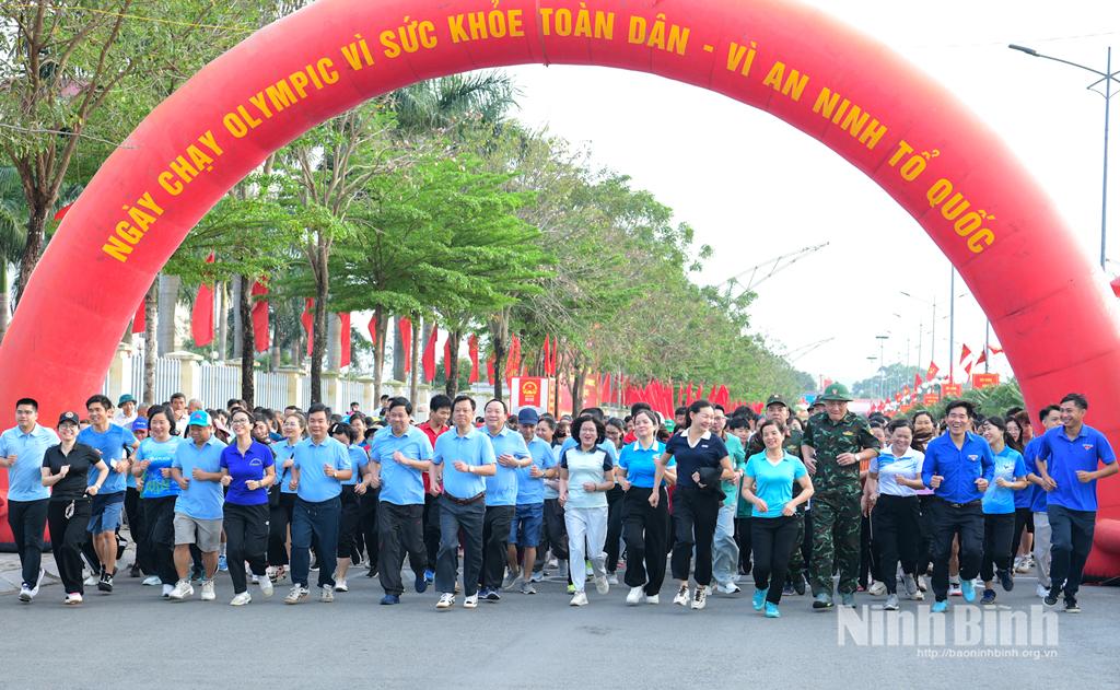 Các đại biểu xã, vận động viên, học sinh, thầy cô giáo các nhà trường và đông đảo nhân dân xã Gia Viễn tham gia chạy đồng hành.