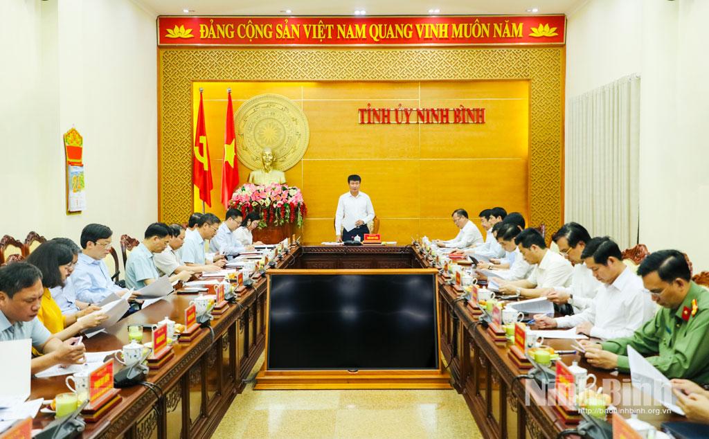 Quang cảnh hội nghị Ban Thường vụ Tỉnh ủy.