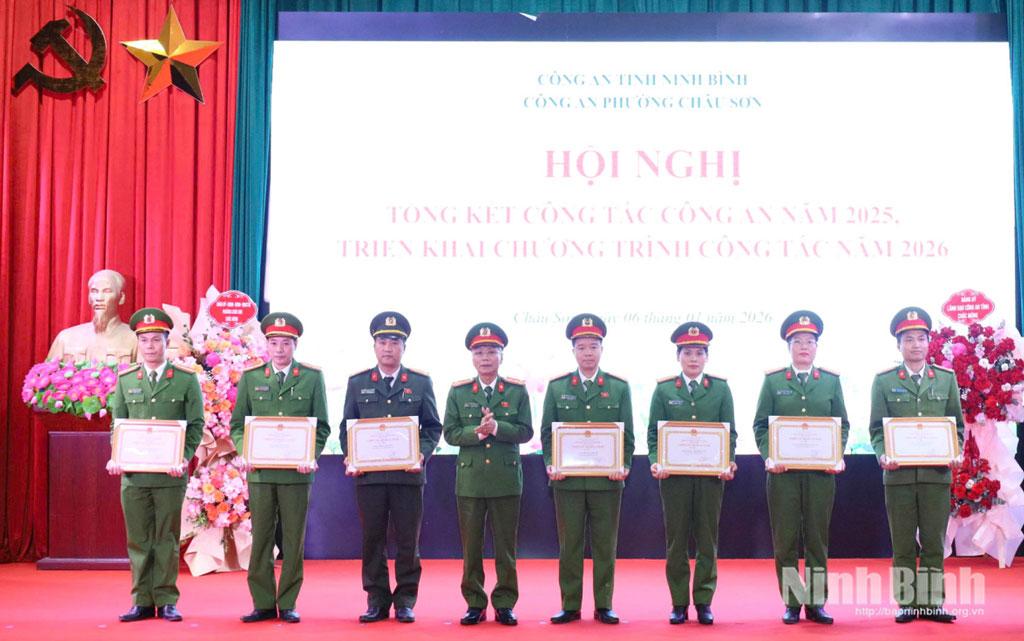 Đồng chí Đại tá Kiều Hữu Tuyển, Phó Giám đốc Công an tỉnh trao chứng nhận Chiến sĩ thi đua cơ sở cho cá nhân có thành tích xuất sắc năm 2025 Công an phường Châu Sơn.