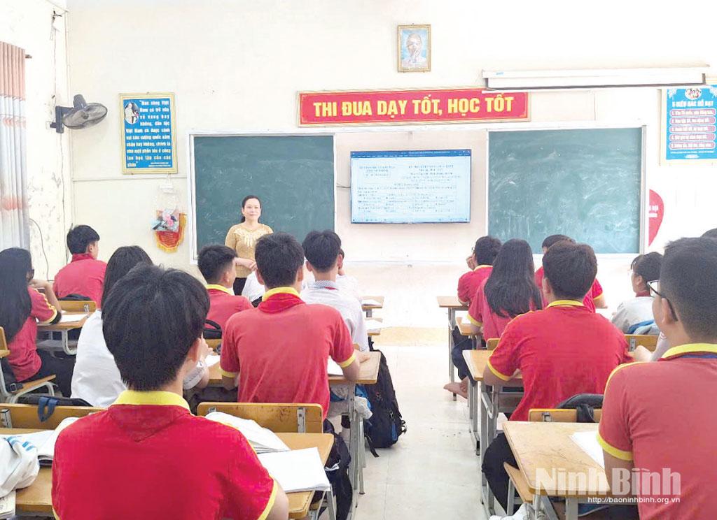 Cô giáo Nguyễn Thị Vân và học sinh Trường THCS thị trấn Yên Ninh, xã Yên Khánh trong giờ học môn tiếng Anh.