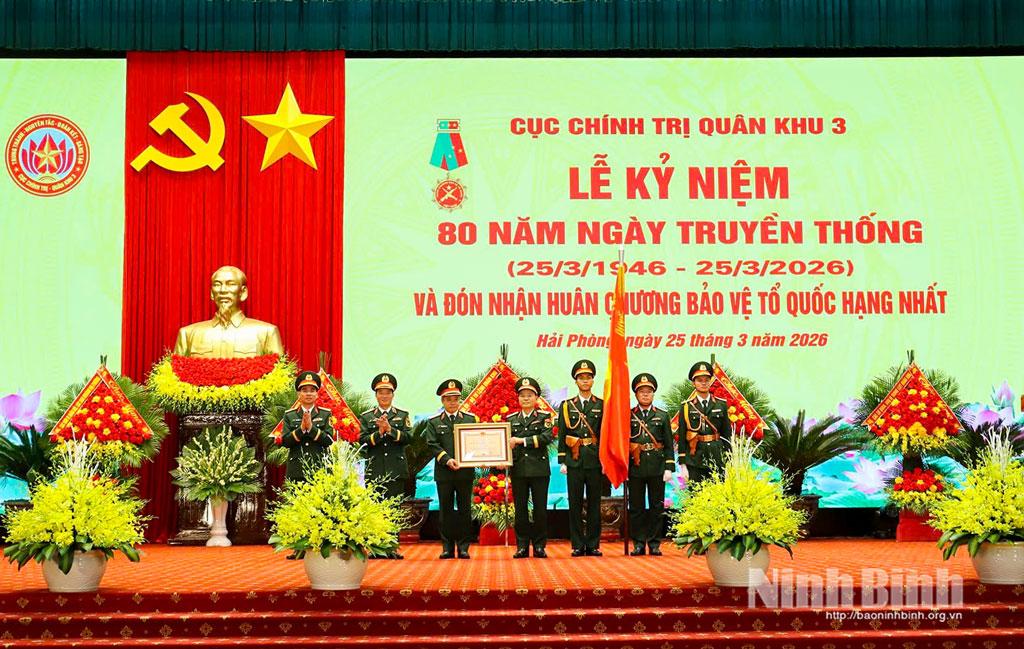 Thừa ủy quyền của Chủ tịch nước, Thủ trưởng Bộ Tư lệnh Quân khu 3 trao Huân chương Bảo vệ Tổ quốc hạng Nhất cho Cục Chính trị.