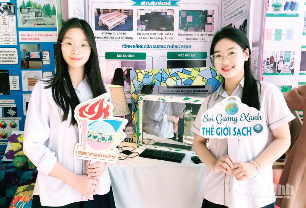 Học sinh Trường THPT B Nguyễn Khuyến và dự án STEM trưng bày tại Cuộc thi KHKT và Ngày hội STEM cấp tỉnh (Nam Định cũ) năm 2025.
