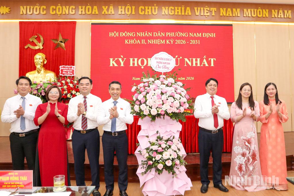 Thường trực Đảng ủy phường chúc mừng các đồng chí được bầu vào Thường trực HĐND phường Nam Định khóa II. Ảnh: Việt Thắng