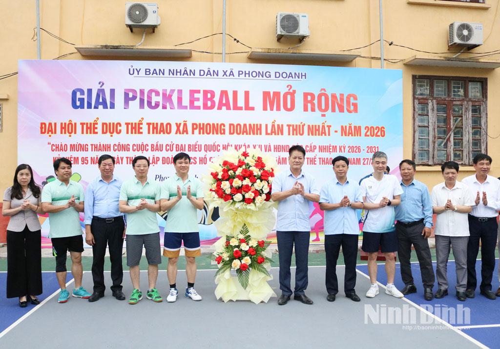 Các đồng chí nguyên lãnh đạo huyện Ý Yên (tỉnh Nam Định cũ) và lãnh đạo các xã Phong Doanh, Yên Cường tặng hoa chúc mừng Ban tổ chức giải.