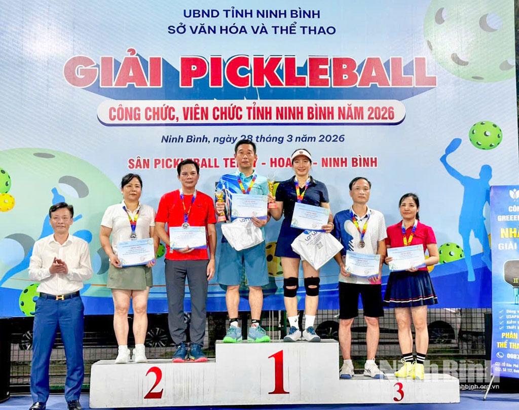 Ban tổ chức giải trao thưởng nội dung đôi nam nữ lãnh đạo (trên 45 tuổi).