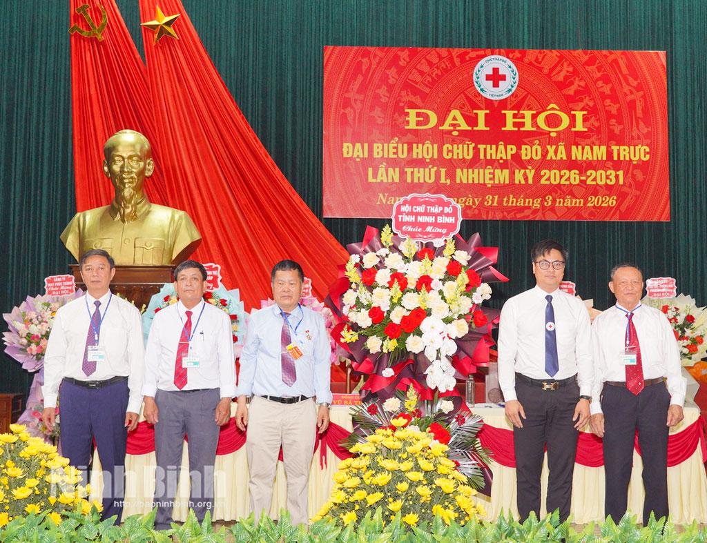 Lãnh đạo Hội Chữ thập đỏ tỉnh tặng hoa chúc mừng Đại hội.