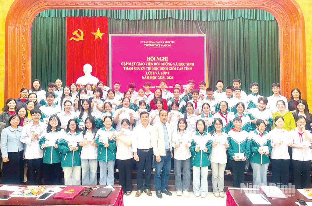 Lãnh đạo Trường THCS Nam Cao, xã Vĩnh Trụ gặp mặt động viên các đội tuyển thi học sinh giỏi THCS cấp tỉnh năm học 2025-2026.